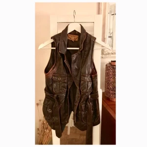  - Väst i skinnimitation med tillhörande bälte av märket Body Central. Snygg att hänga över en vit skjorta exempelvis. Jag använder Swish men vill du betala genom Plick SafePay så säg till 👗