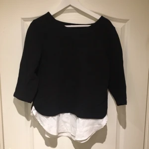  - En tröja i strl M från Lindex. Fin detalj med att det ser ut som en skjorta nedtill som är insydd i tröjan. 
Köparen står för frakten.