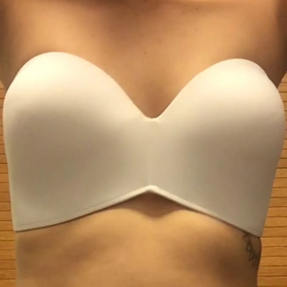 Oanvänd (förutom testad) vit axelbandslös bh med 3 steg förlängning i den lilla påsen (se bild 2) för den som har bredare bröstkorg . Toppar.