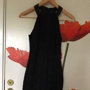 Skitsnygg svart tight klänning ifrån Zara. Säljes på grund utav att den inte passar längre:( Köpare står för frakten och köpt är köpt