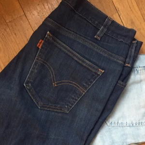  - Tunna jeans från Levi's i modellen 1966 Skinny - dock inte supertajta från knäna neråt, jag upplever dem som lite rakare där. Använt skick.


Möts upp i Uppsala eller skickar med postens förfrankerade kuvert mot fraktkostnaden. Kan vara lite seg på att svara - don't be offended. ✌️