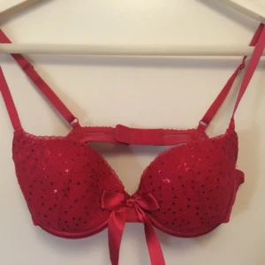  - Bh från H&M i storlek 75B i snygg röd spets med paljetter. Uttagbara inlägg. Använd några gånger men utan några defekter