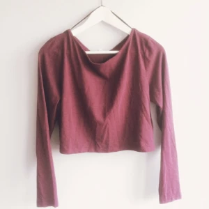  - Finfin magtröja från h&m, vinröd! Bra skick då den är oanvänd!