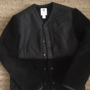  - Jacka från adidas samarbete med wings+horns använd sparsamt då den tyvärr är för stor för mig. Storlek M herr