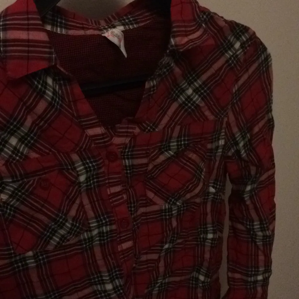 Fin rödrutig skjorta storlek S. Skjortor.