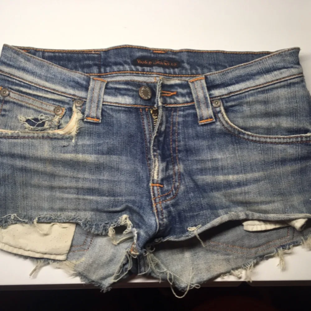 Jeansshorts från Nudie jeans i storlek small/27. Shorts.