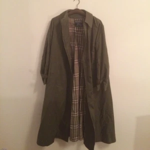  - Burberry trenchcoat, mörkgrön. Innefoder ingår, löstagbart. normalt slitage.