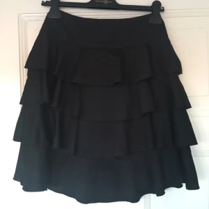  - Mörkblå kjol från H&M. Dragkedja i sidan.