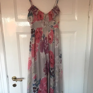  - Maxiklänning från Gina Tricot.