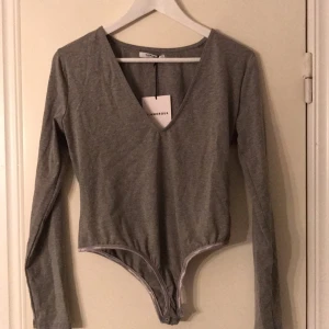  - Långärmad v-ringad body från Glamorous. 100kr +frakt/eventuellt mötas upp i Gävle. Kontanter/swish går bra. 