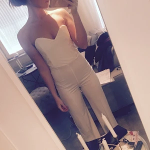  - Säljer min snygga byxdress från Nelly pga garderobrensning!  Aldrig använd och storleken är Medium. Frakt står köparen för.  Vid frågor, skriv gärna till mig på meddelanden!  