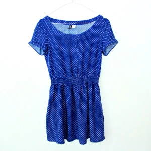  - Supersöt klänning från H&M med diskreta fickor, som jag skulle ha kvar om jag inte vore för lång för den (jag är 173,5 och den slutar precis under rumpan). Jag köpte den som hastigast för några år sedan, men den är knappt använd. 100 % viskos. 