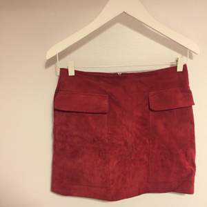 A rusty red vintage style real suede skirt with a satin lining and two front pockets from Zara. Perfect 70s vibes, great with tights or bare legs 👌🏿 bought last year and worn only a couple of times. 