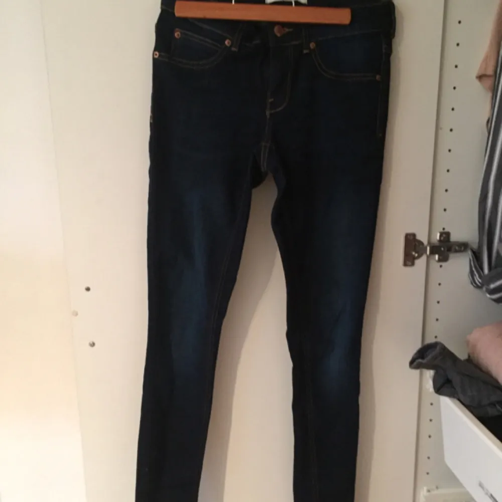 Hej!

säljer dessa, nyligen köpta Alex jeans i mörkblå färg från Gina Tricor använda endast en gång! I nästan ny skick. Stuprör och extremt stretchiga!

strl M
Nypris 299 kr. Jeans & Byxor.