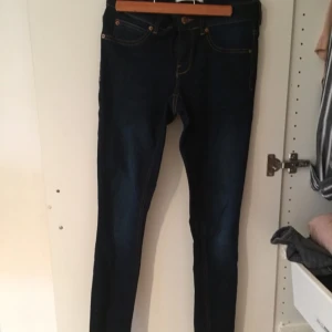  - Hej!

säljer dessa, nyligen köpta Alex jeans i mörkblå färg från Gina Tricor använda endast en gång! I nästan ny skick. Stuprör och extremt stretchiga!

strl M
Nypris 299 kr