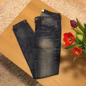 Jeans från Gina Tricot. Dragkedja i slutet av byxorna.