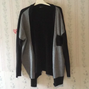  - Oversize stickad svart kofta med gråa detaljer på framsidan. Köparen står för frakten.