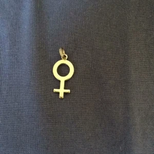  - Hänge med kvinnosymbolen.  Kan mötas upp i Uppsala, annars står köparen för frakten:)