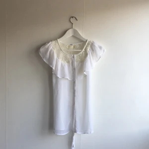  - Supersöt vit blus från Vila