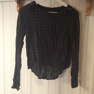  - Längre croptop från Vila i storlek S. 20kr +frakt