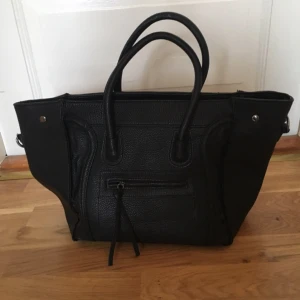  - Celineinspirerad väska från Gina Tricot. Välanvänd och välvårdad. Rymmer hur mycket som helst! Handtagen kanske är lite slitna.