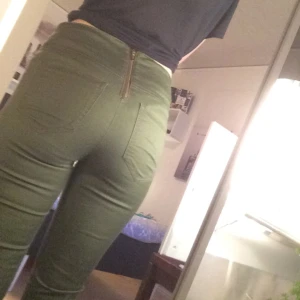  - Supersnygga högmidjade byxor från Vero Moda. Knappt använda, inköpta för 350 kr för ca två år sedan. Sköna att ha på sig, dragkedja och knapp för att låsa byxorna bak, samt dragkedjor fram för dekoration. Bakfickor finns. Fin kvalitet på byxorna, och fint skick! 