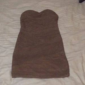  - Jättefin mörkbeige klänning i använt skick.

Jag kan frakta eller mötas upp. Vid frakt står köparen för porto. 
Pris kan diskuteras vid snabb affär.

