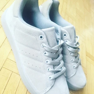  - Helt nya oanvända sneakers i storlek 38-39. Supersnygga. 