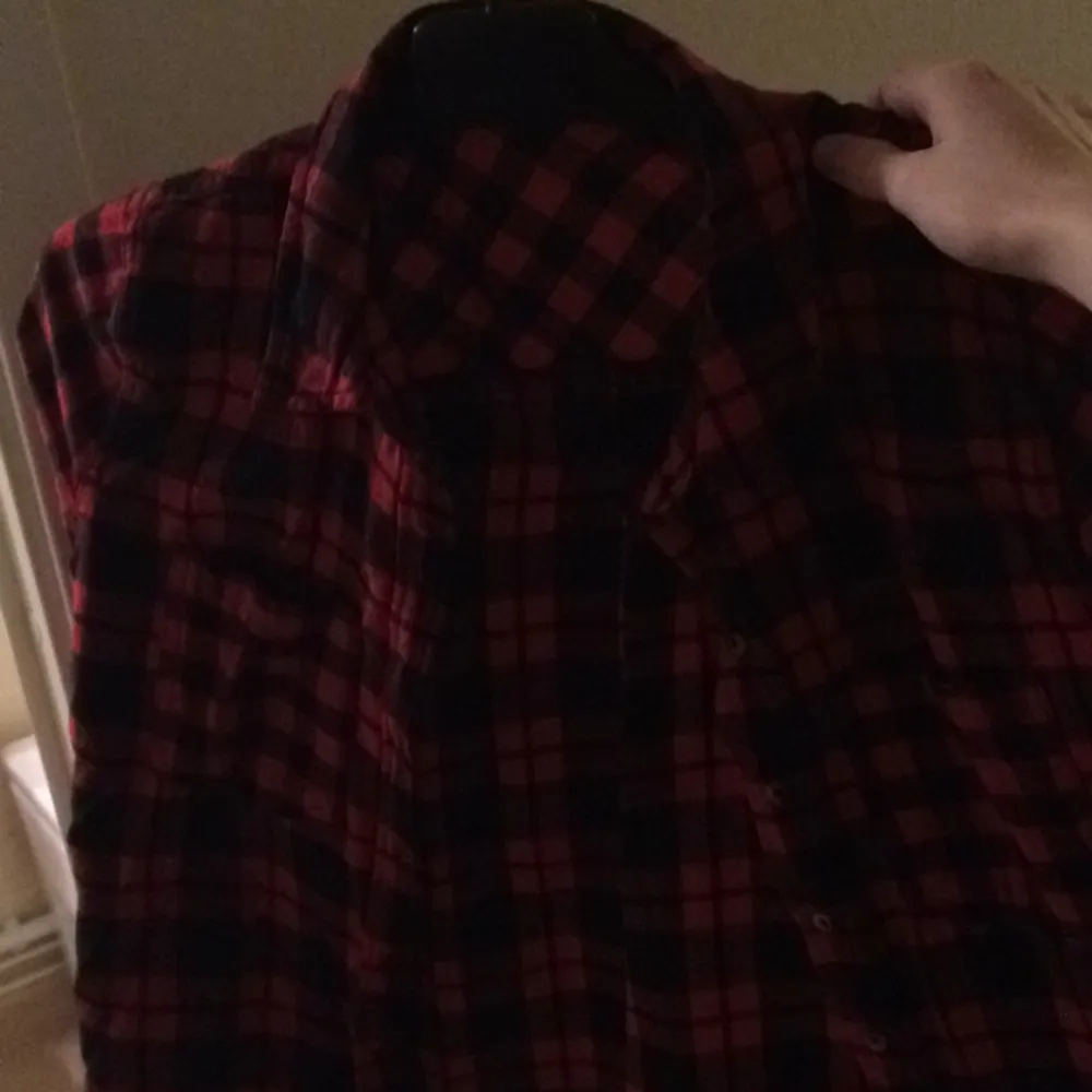 Klippt bort lappen men den är mellan S & M Jättefin röd svart rutig skjorta. Skjortor.