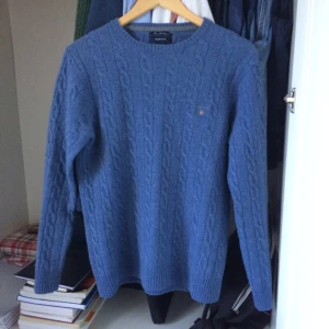  - Gant tröja i ull. Storlek L men efter handtvätten krympte den något, passar bättre på någon som är M. Mycket fin färg. Stilig.👕👌🏻 