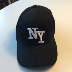  - Svart NY keps, aldrig använd, justerbar