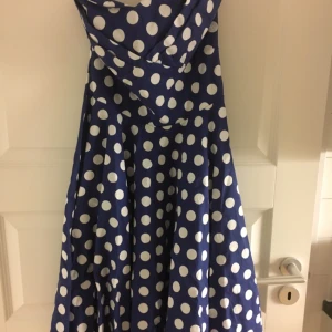 - Jättefin axelbandslös klänning a 50-tal, blå med vita prickar. Helt oanvänd. Nypris är 637:- köpt på fanatica shop! 