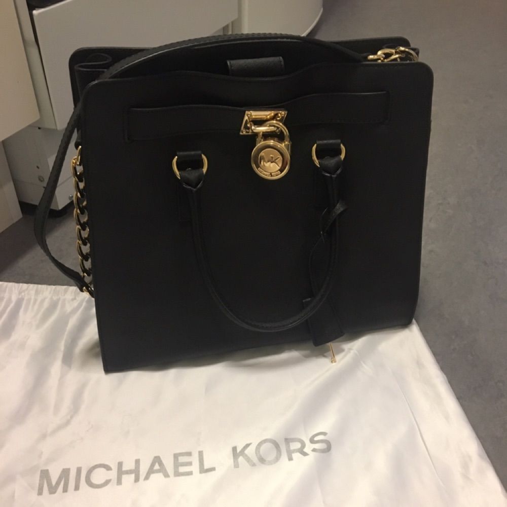 Säljer min Michael kors väska som jag köpte förra året. Har bara använt den några gånger så den är som ny. Köpt i affären men tyvärr så har jag slarvat bort kvittot men om köparen vill så kan vi alltid gå till Michael kors affären för att visa att den är äkta. Köpte den för 4200. Säljer den för 1500kr inga bud. Väskor.