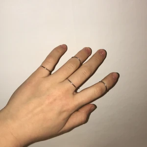  - silvriga små ringer i två olika storlekar. det är 5 små som man kan sätta högre upp på fingrarna och 6 stora som man sätter som vanliga ringar.  20 kr för alla tillsammans. köparen står för frakt❤