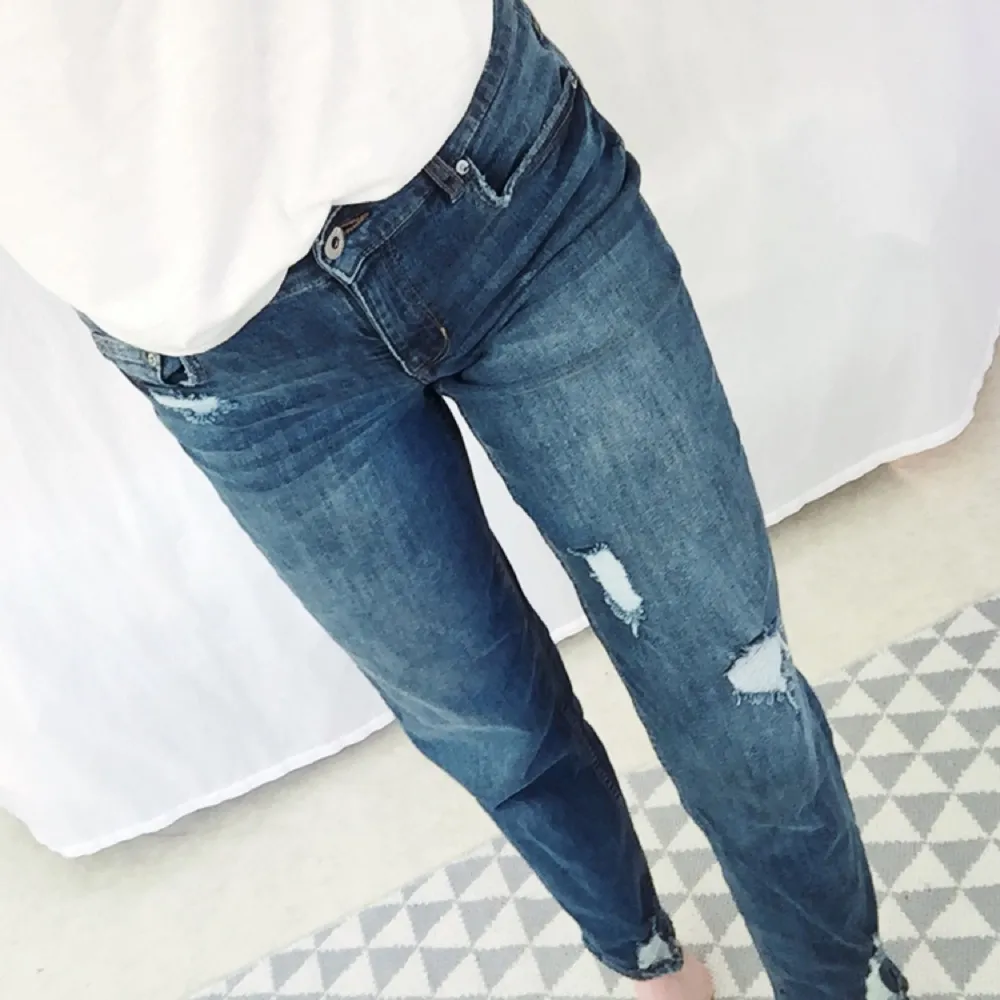 Sköna jeans från H&M. Sitter snyggt och bekvämt! Stretchiga.  Möts i Stockholm eller frakt 49kr  . Jeans & Byxor.