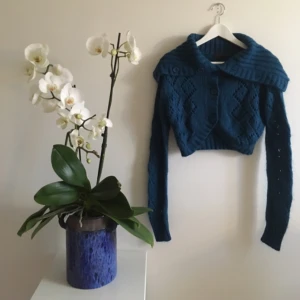  - Skönaste plagget! Mjukt och vacker stickat. Från Dressed Up. 