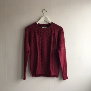  - Oxröd kabelstickad tröja från Holly & Whyte!
Aldrig använd.