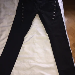 Svart jeans  - Svarta jeans från Laulia # bäst pris 