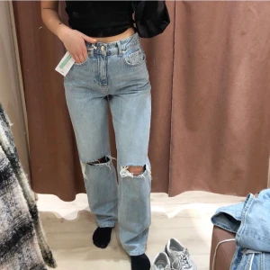 90’s jeans 🤍🤍 - Snyggaste jeansen från Gina som jag tyvärr tycker är lite för stora för mig! De är väl använda men i fint skick! 💓💓 frakten ingår i priset, hör av er vid frågor 🖤 jag är 166 och de är väldigt långa på mig🖤 