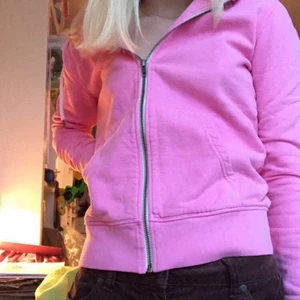 rosa hoodie💕 - färgen är sig mest lik i första bilden (beror såklart på ljuset) 💞 kolla även in mina andra annonser!