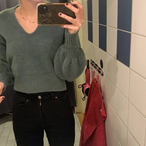 Tröja från zara! - Mysig tröja med en fin grön färg. Och en snygg knytning bak😍🙏🏼 passar nägon som har S/M i tröjor! 