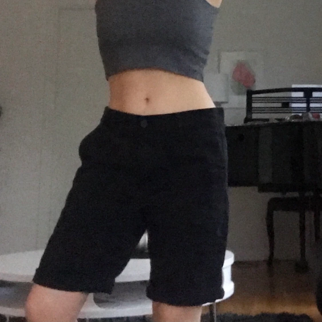 Lite längre högmidjade shorts