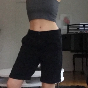 Lite längre högmidjade shorts - Ett par bekväma svarta shorts från Weekday. Sitter jättebra och täcker majoriteten av låren. Perfekta för att ha på våren/sommaren eller inomhus mys! ❤️