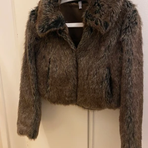 Fusk päls - Fusk pälsjacka i stl 36, kort modell. Knappt använd