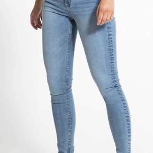 Helt nya ljusblåa jeans, säljer för att dom inte kommer till användning. Frakt tillkommer