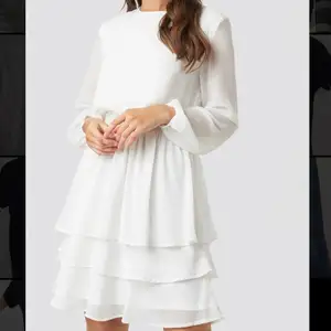 Klänningen är helt oanvänd med prislappen kvar. Färgen kallas cream, men jag skulle säga att den är vit. Nypris är 499kr. Fraktkostnader tillkommer. OBS. Den har dessvärre en 0,5*0,5cm liten fläck på sidan längst ner på kjolen.