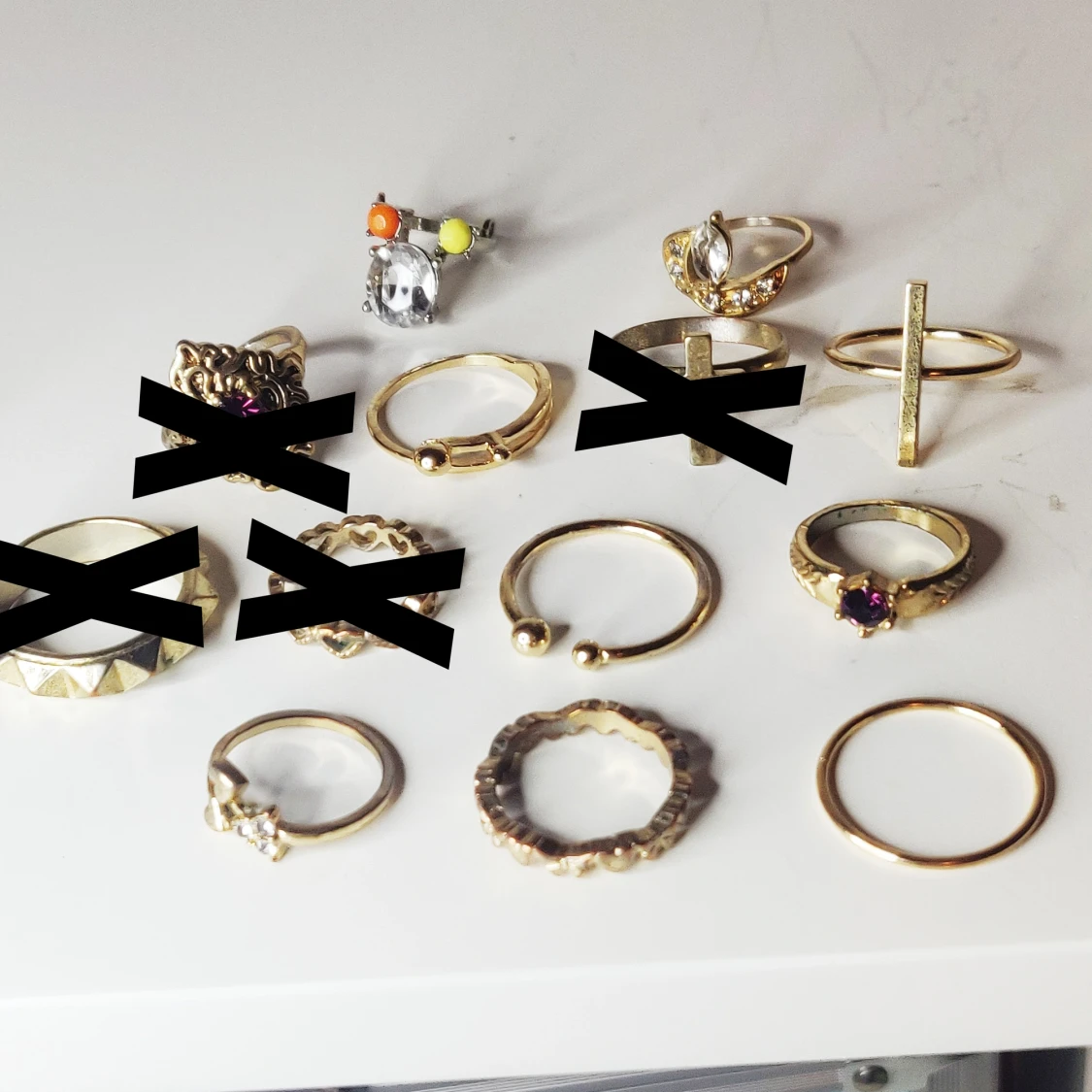 Ringar i guldfärg med olika motiv