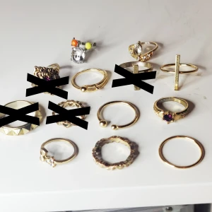 Ringar i guldfärg med olika motiv - Klassiska och snygga ringar i olika motiv och detaljer. Köp 1 ring för 3kr eller alla ringar för 20kr! (pris går att diskutera) Skickar via PostNord 11kr frakt 🥰