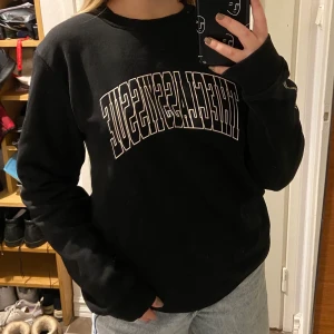 theclassyissue nakd sweater - ⭐️Budet ligger just nu på 100kr!                                               En svart sweater från nakd och deras collusion med theclassyissue, storlek small.