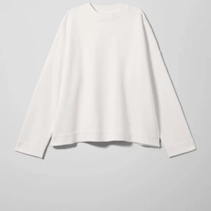 Ally sweatshirt weekday - Säljer min vita sweatshirt från weekday då den inte kommer till användning. Den har en dragkedja på varje sida som man kan ha öppet eller stängt beroende på hur man vill att den ska sitta. Tröjan är i storlek XS men passar mig som vanligtvis har M. Säljer för 150 och köparen står för frakt. Köptes för 399 kr och har använts ca 3-4 ggr. 